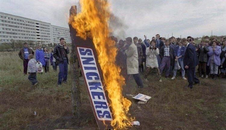 Сжигание макета шоколадного батончика "Сникерс" в протест обилию импортных товаров в магазинах. Кемерово, 1995 год.