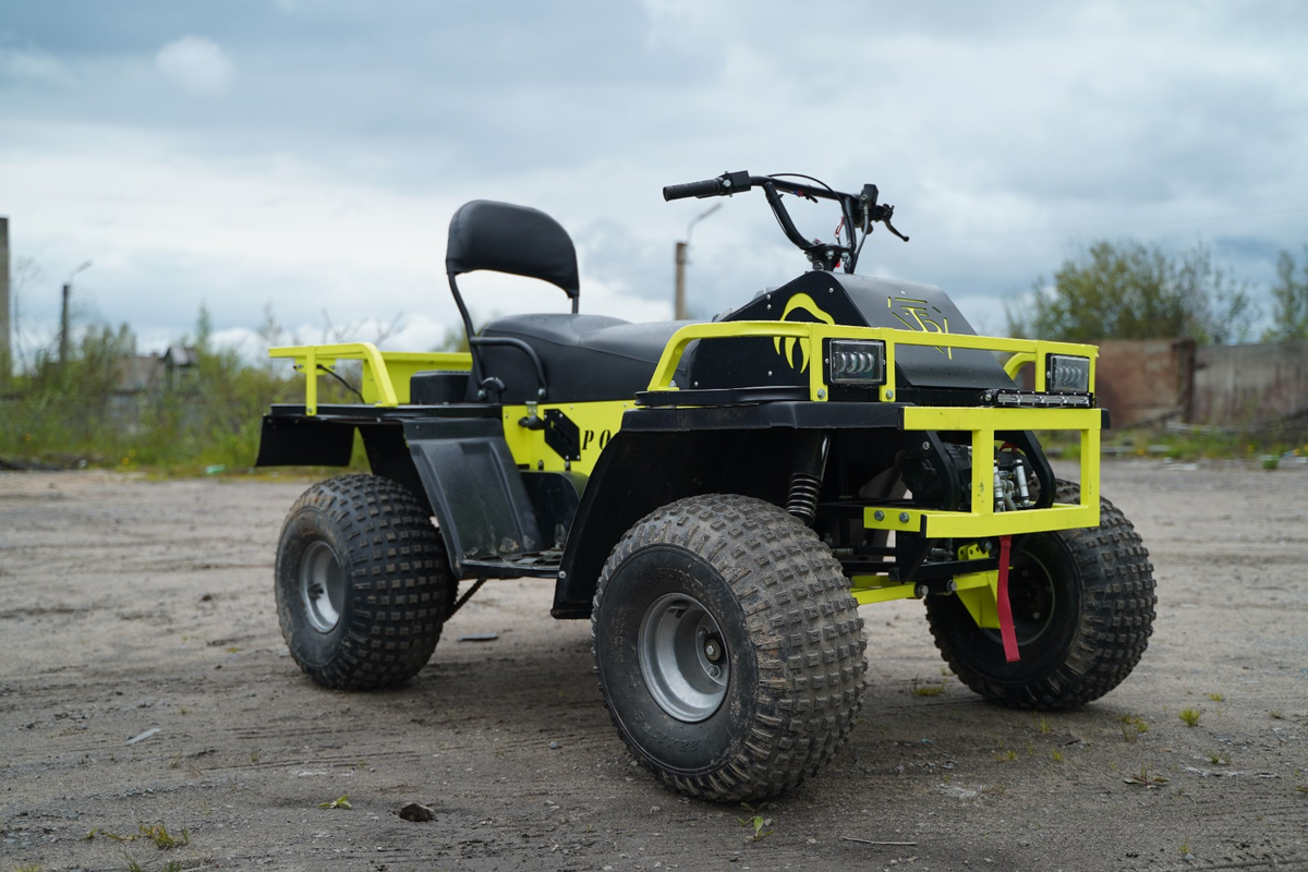 Путь освещают диодные ПТФ от Лады. Лебедка и дополнительный свет - опции. Обратите внимание на крепление ступицы. Практически УАЗ на "порталах"!