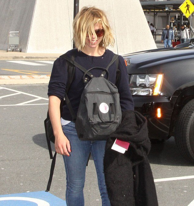 Источник фото: https://www.dailymail.co.uk/tvshowbiz/article-2608340/Make-free-Billie-Piper-wears-rucksack-unconventionally-leaves-Washington-airport.html