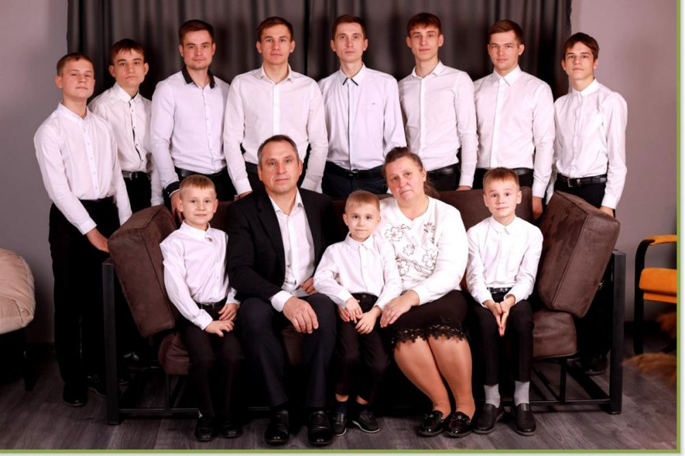Родители 11 группа. Семья Усть Лабинск 11 детей. Семья Елистратовых Краснодар.