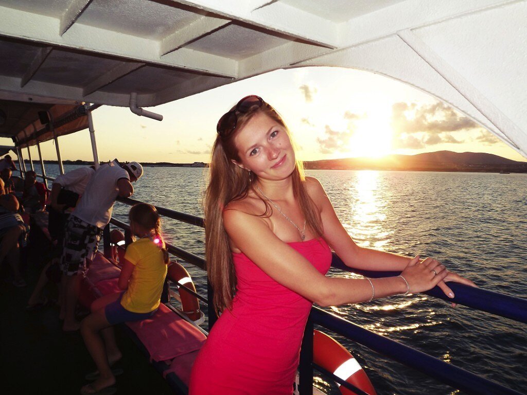 2013Г. Первый раз на море в Геленджике, на фото мой день рождения, исполнилось 18 лет.