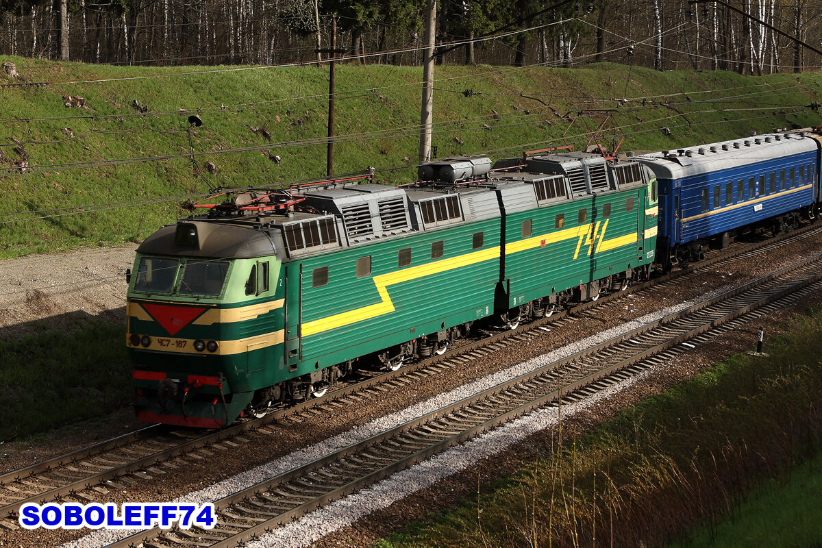 Электровоз ЧС7-167 с пассажирским поездом. Перегон Столбовая - Чехов Московской железной дороги. Май 2007 года