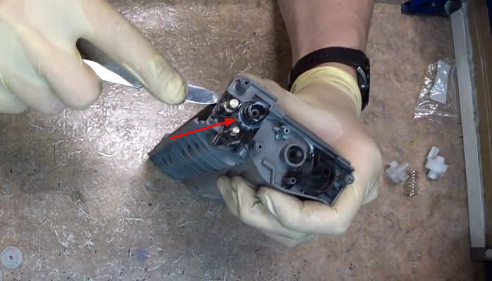 Снимаем указанную накладку