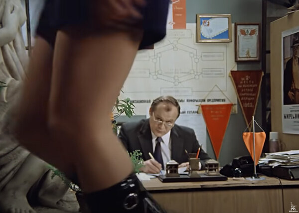 Кадр © "Служебный роман". Режиссёр — Эльдар Рязанов, сценаристы — Эмиль Брагинский, Эльдар Рязанов / Киноконцерн "Мосфильм"