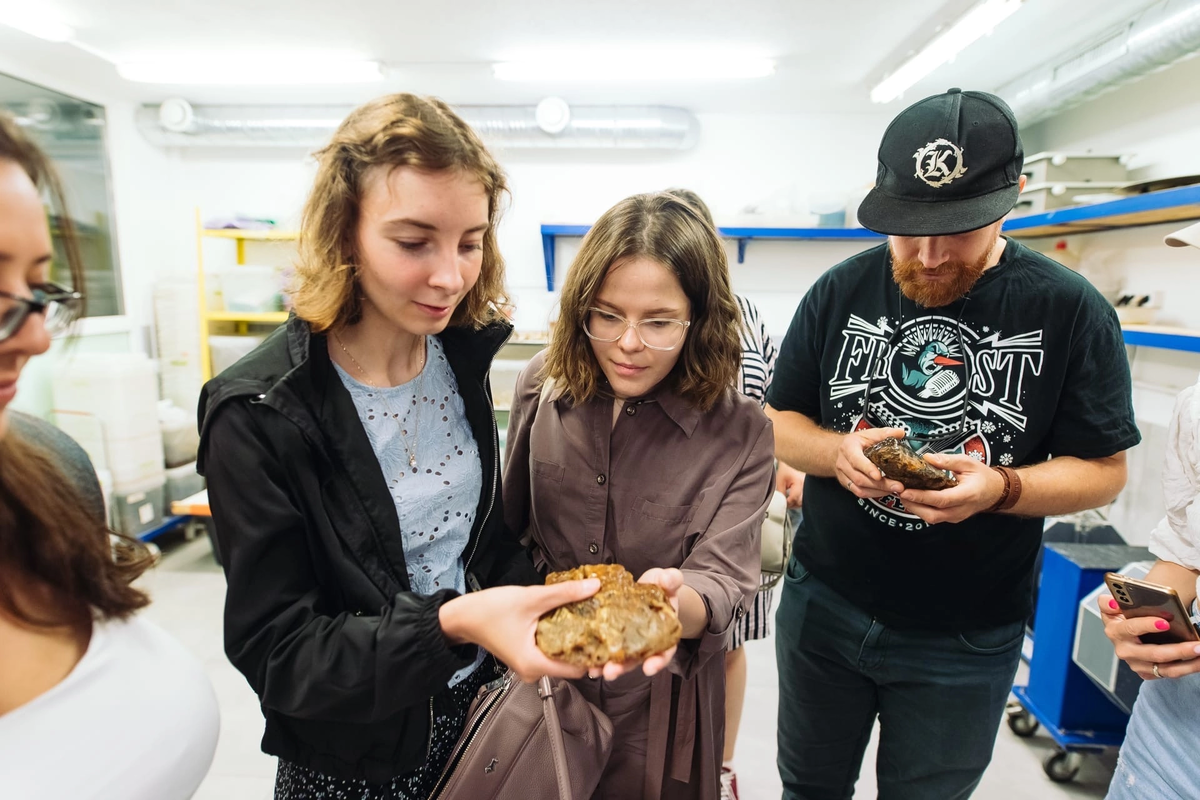 Участники программы «Больше, чем путешествие» с образцами янтаря