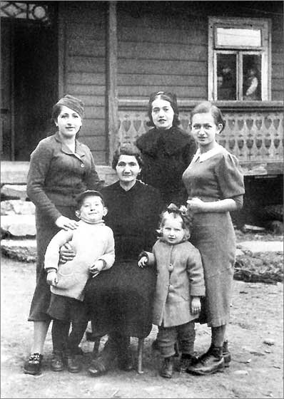 Слева направо Рена, Гершель, мама, Зося, Эстер, Данка 
