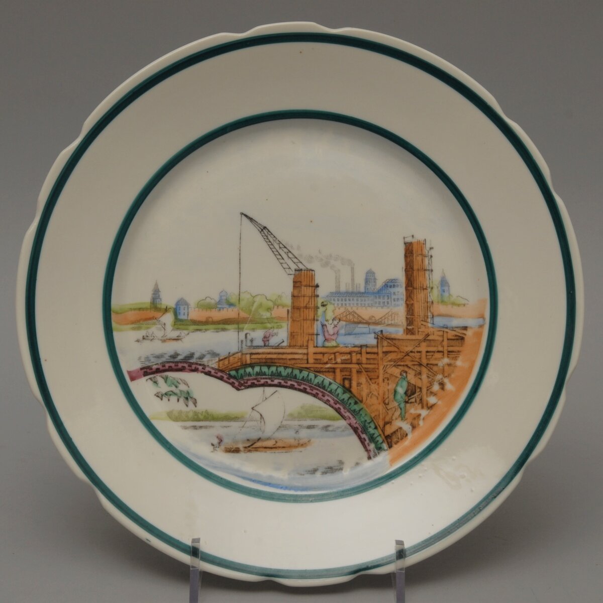 Трифон Подрябинников. Тарелка «Новгородская стройка». 1930-е. Бронницы. Диаметр 24,5 см. Государственный музей керамики в Кусково / ФР 15668. Госкаталог: 7559555. Источник: goskatalog.ru