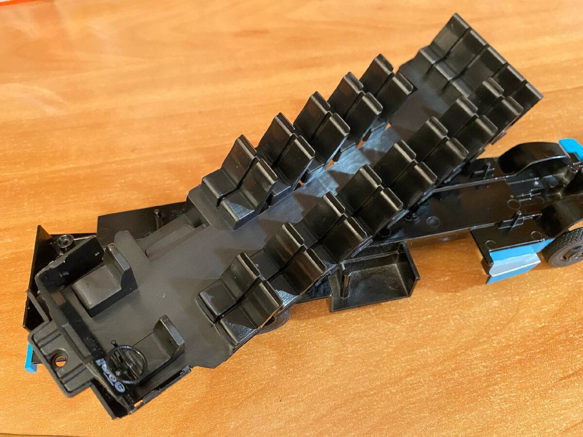 Салон, к слову, очень легкий и простецкий. Беря его в руки, практически единая деталь позволяет собой весело поболтать, подобно садовым шлангом - пластмасса здесь очень мягкая и гибкая. 