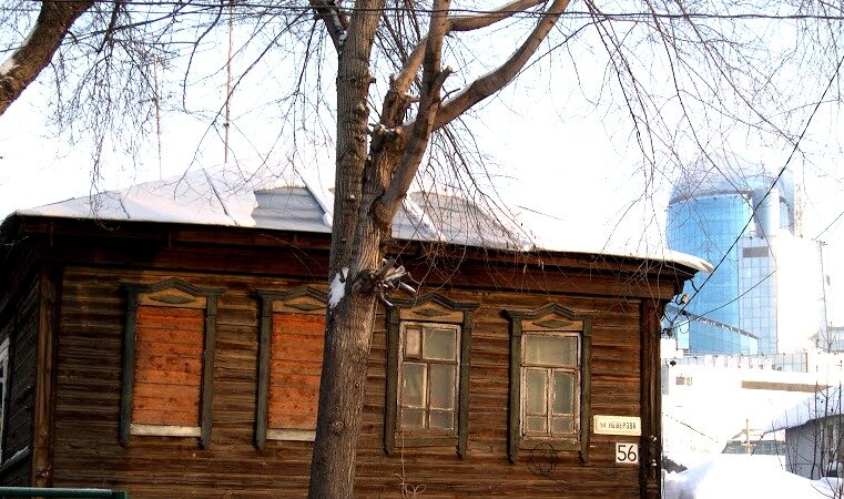Дома первых жителей Запанского на фоне нового железнодорожного вокзала