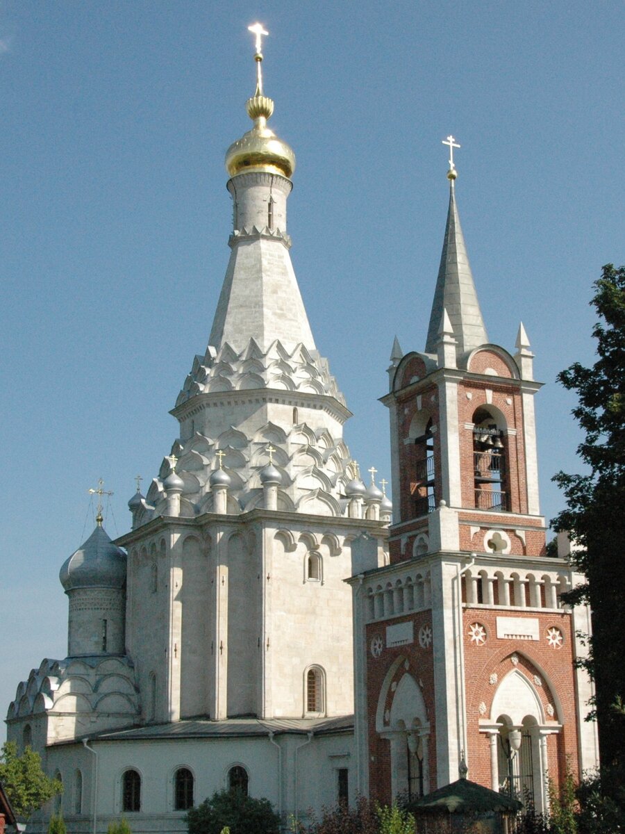 Вид храма с северо-запада. Смешение древней и более поздней архитектуры. Фото автора.