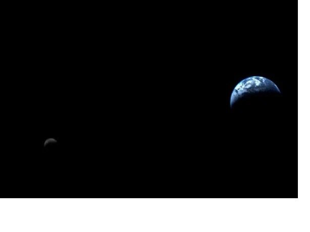 Первое фото Земли и Луны в одном кадре, снятое «Вояджером-1» на расстоянии 11,66 млн км от Земли (Фото: NASA / JPL)