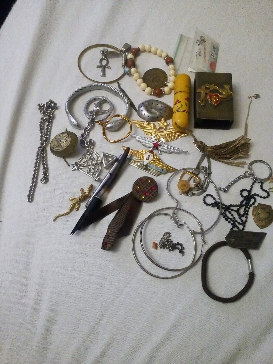 Спичечница - 400 р.  Шидьдик из мельхиора, на 60 лет, 1973 г. Игольница - 50 р, карболит, 50-е, внутри нитки  на шпульке. Значок - 20 лет инкассации, на улице нашел.