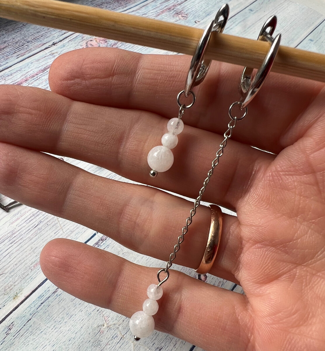 Серьги с лунным камнем, навеянные каплями на стекле.