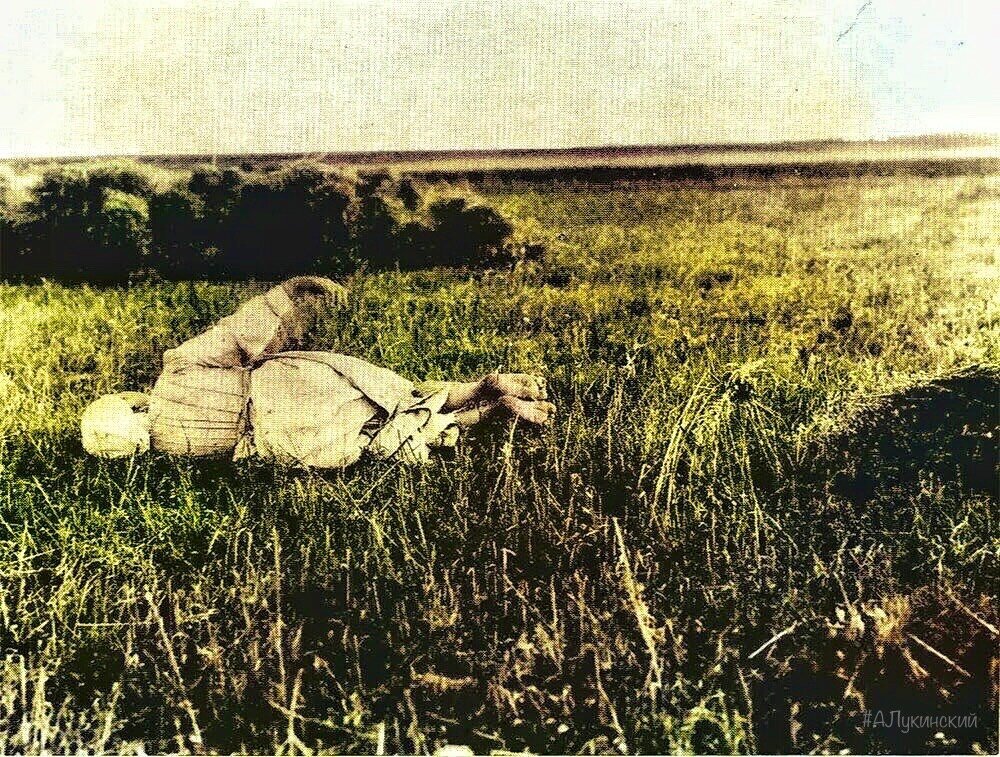 Рязанская деревня. Девушка катается по окончании жатвы на последней полосе, приговаривая: "Жнива, жнива, отдай мою силу".