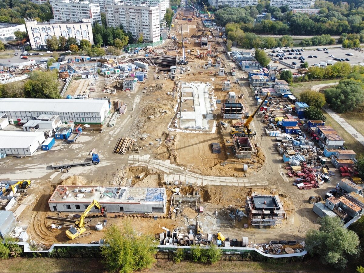 📷 1: Общий план на стройплощадку.