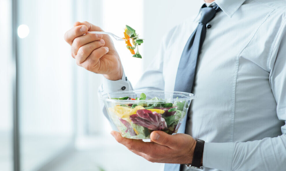    Диетолог Соломатина рассказала, как правильно питаться в офисе