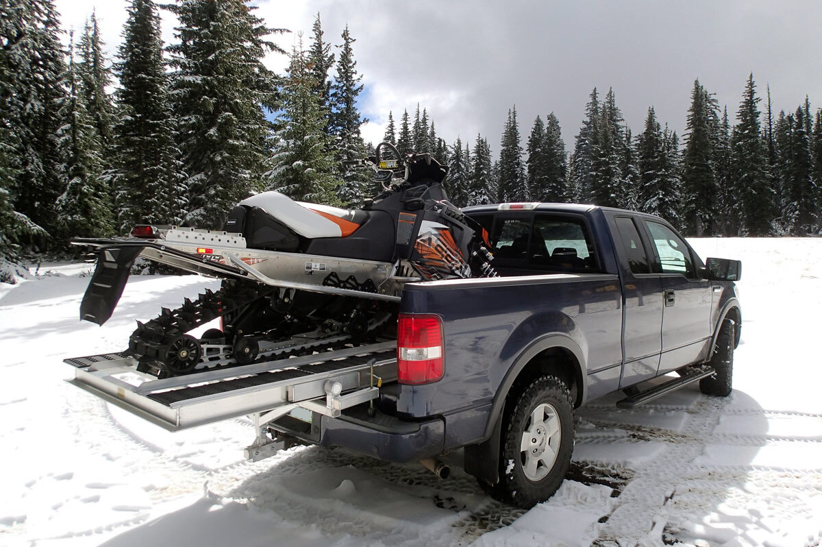 Перевозка снегохода в кузове машины