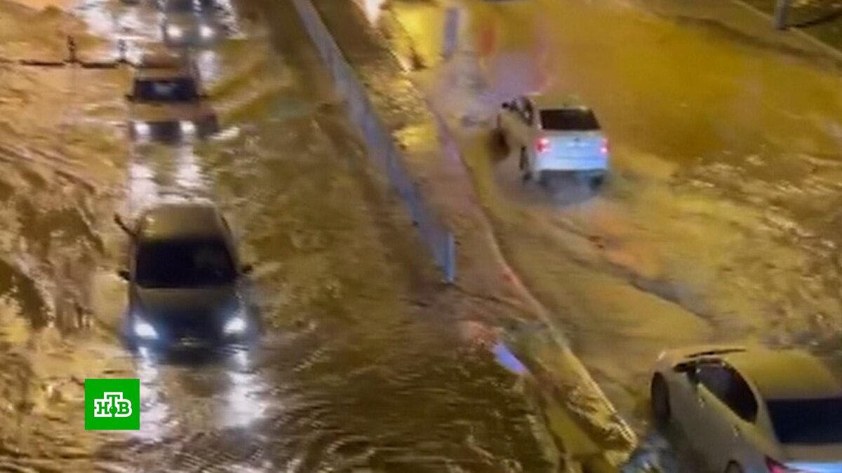 В Екатеринбурге во время потопа поплыли машины: видео | НТВ: лучшее | Дзен