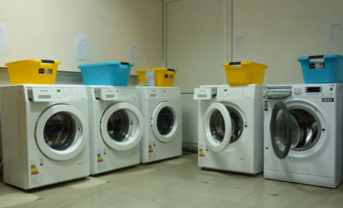 Прачечная самообслуживания в гостинице, расположена в отдельном помещении постирочной.