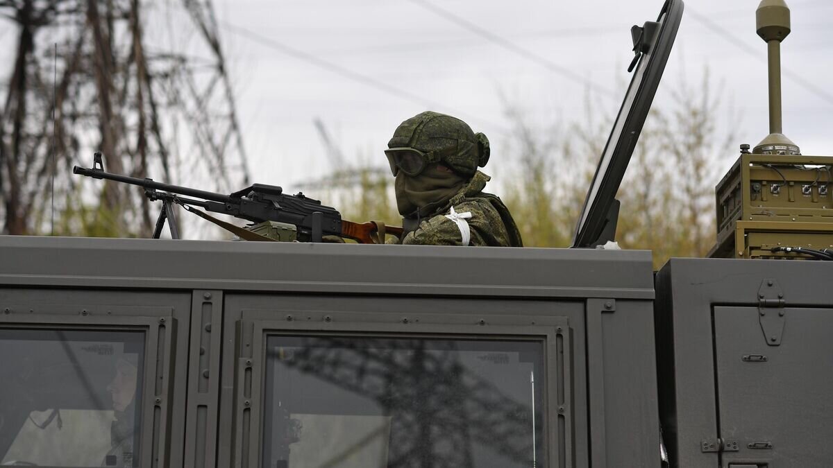    Военнослужащий РФ в бронеавтомобиле на территории теплоэлектростанции в Счастье в ЛНР.© РИА Новости / Алексей Майшев