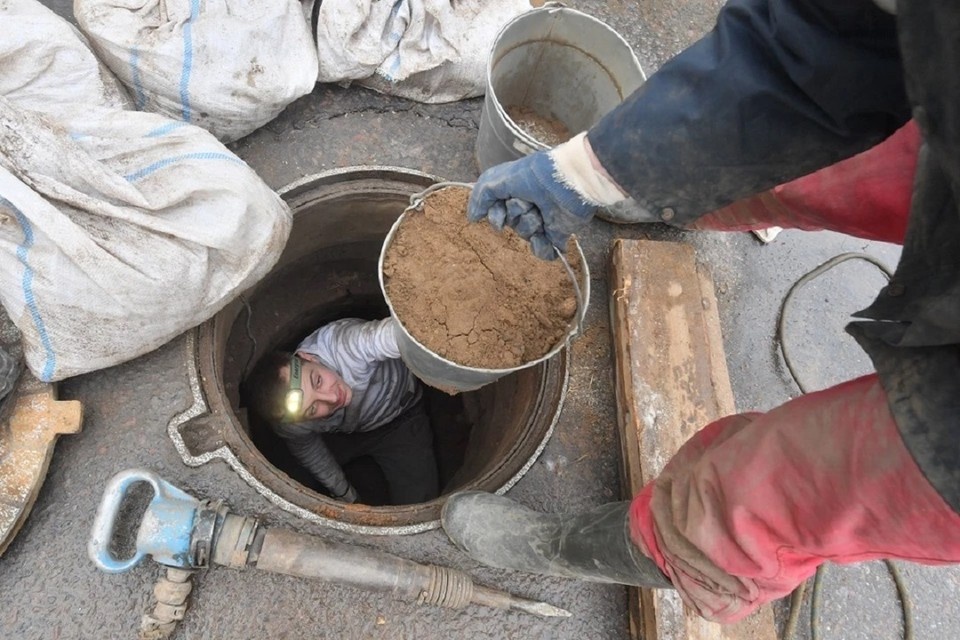     Новый порядок работы коммунальщиков коснется только укладки коммуникаций под асфальтированными автомобильными дорогами. Владимир ВЕЛЕНГУРИН