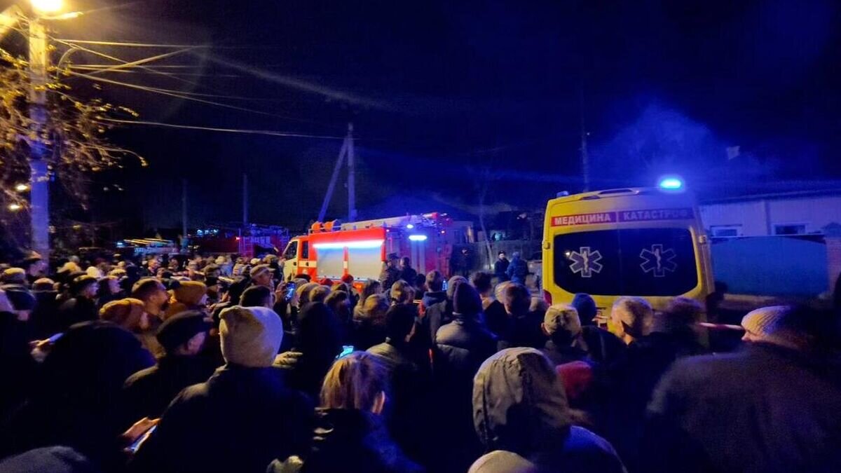    Машины МЧС РФ и скорой помощи возле места крушения самолета Су-30 в Иркутске© РИА Новости / Владимир Смирнов