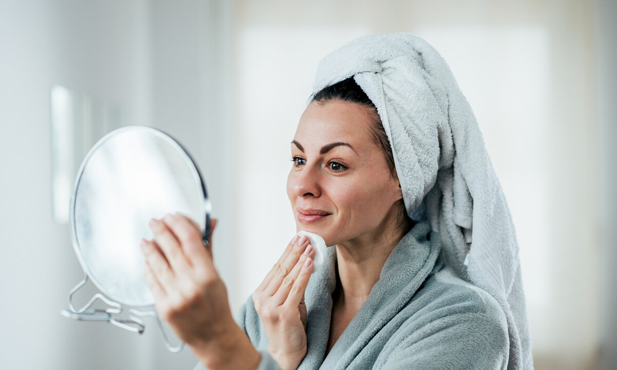 Если хотите сияющую кожу без высыпаний, важно правильно за ней ухаживать. В первую очередь не помешает научиться грамотно ее очищать. Все знают, что зубы нужно чистить два раза в день.