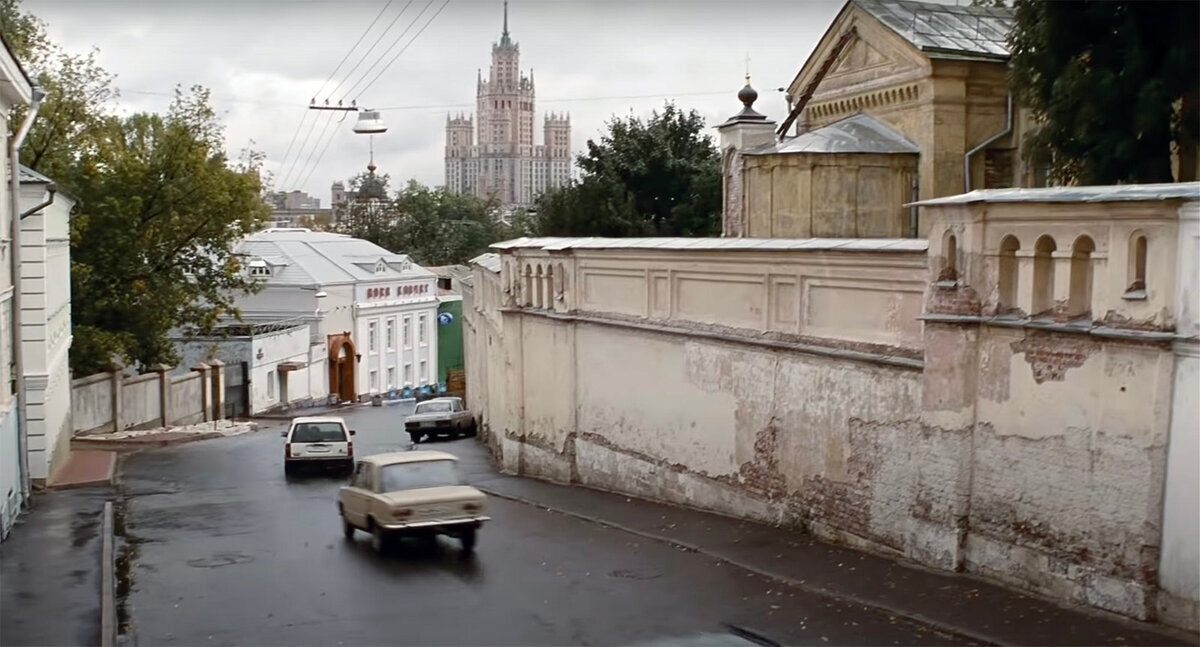 Балабанов брат 2 чикаго. Дом на котельнической набережной брат 2. По местам съемок брат 2 в чикаго. В фильме брат1 дальнобойщик. Комната данилы багрова.