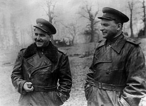 Н.Н. СЕЛИВАНОВСКИЙ (справа) и К.М. СИМОНОВ на фронте.