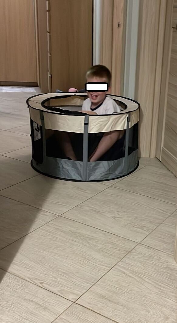 Зато сын счастлив в манеже... 