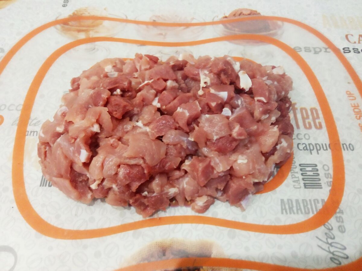 Мясо разрезаем на кубики