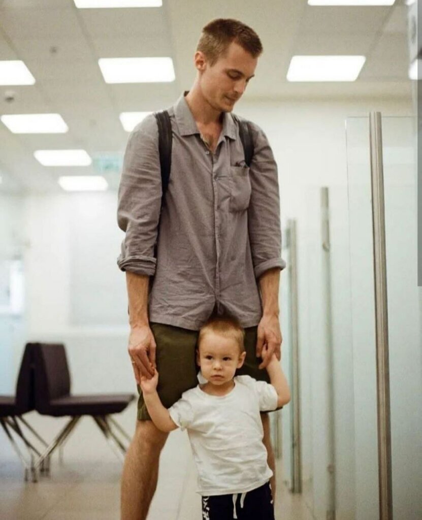    Иван Янковский позирует с сыном Олегом. Фото: соцсети актера