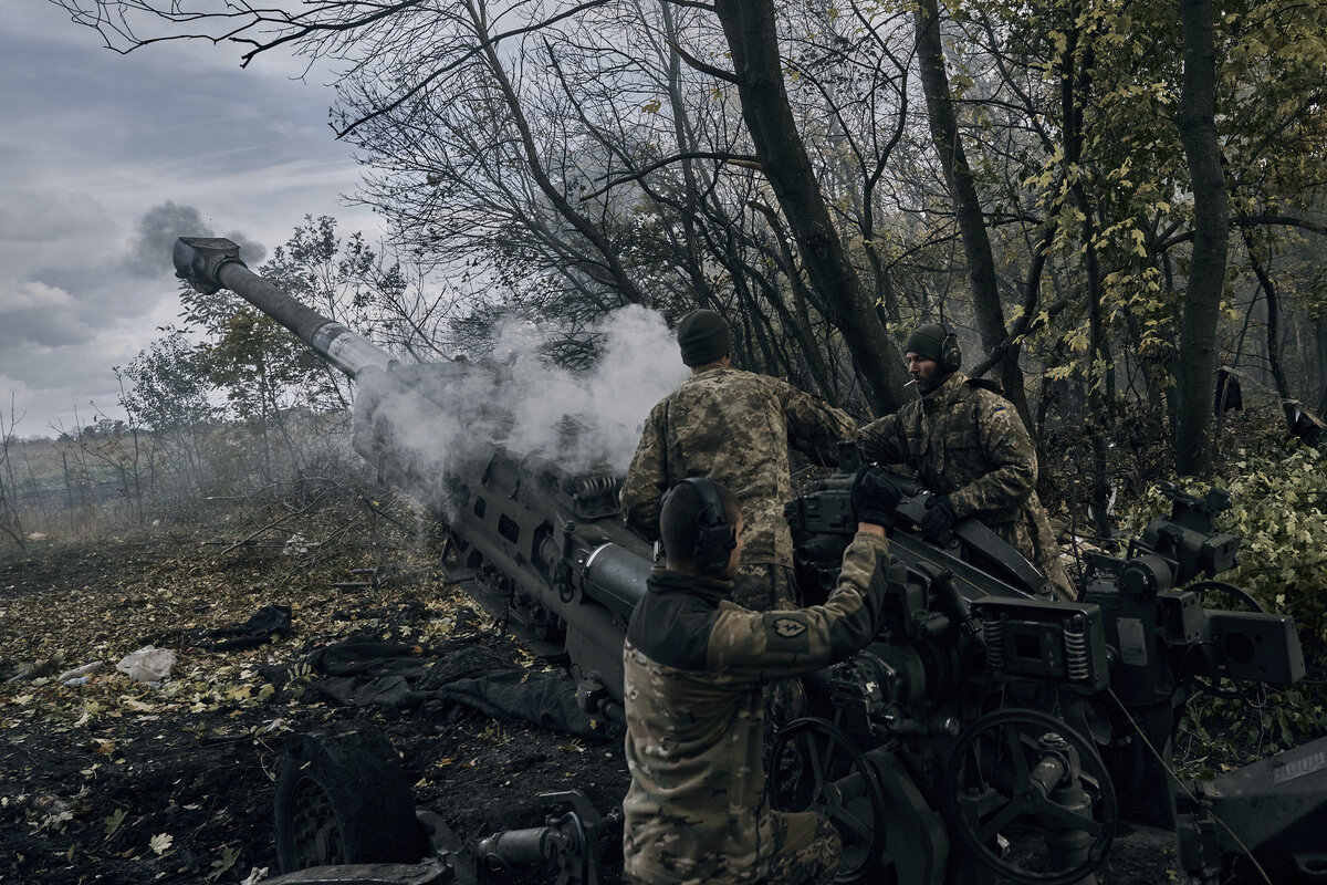     Украинские военные ведут огонь из артиллерии / AP / LIBKOS