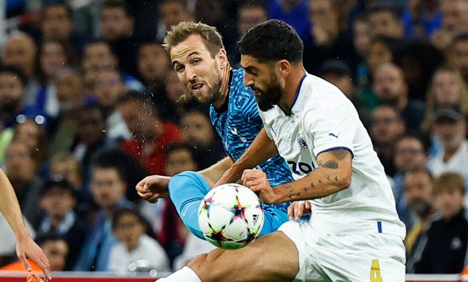    Кейн и Жиго в борьбе за мяч. Фото: Reuters