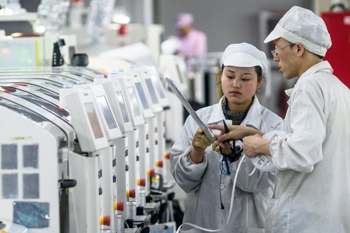 Китайский завод по производству. Фабрика Фоксконн Китай. Foxconn завод Apple. Фабрика Foxconn в Китае. Китайцы на фабрике.