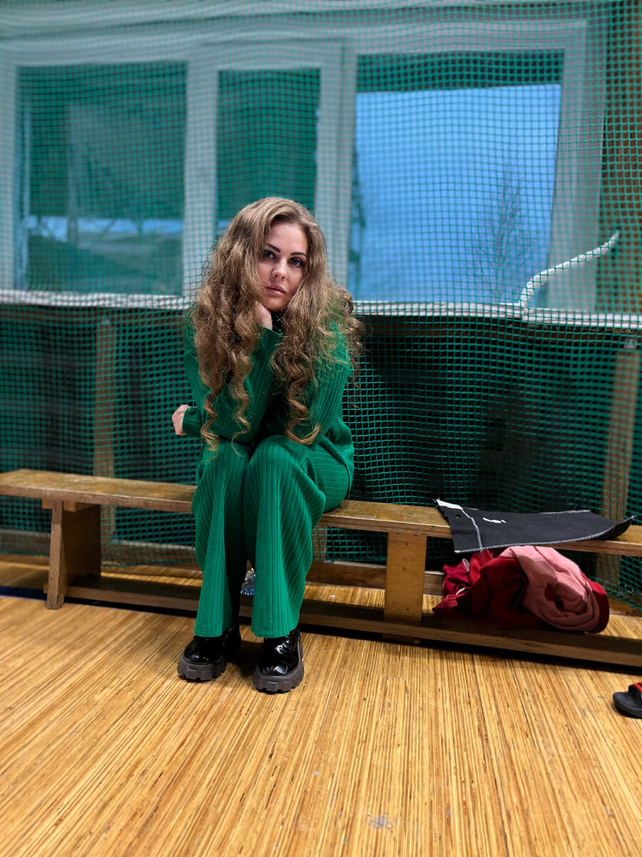 Эти тоже великоваты, но они на шнурках и падают😀