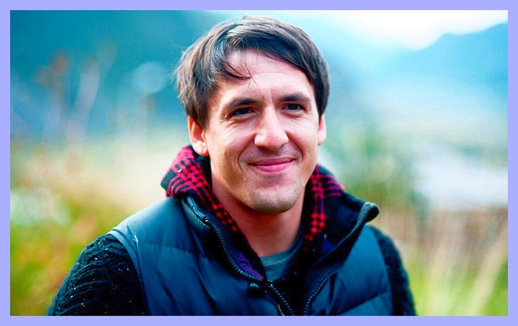 Артур Смольянинов как явное разочарование. Потомок купца Саввы Морозова, крестник Ивана Охлобыстина, коренной москвич, бывший двоечник и хулиган и почти чистокровный русский сейчас даёт крайне интересные интервью различным печатным изданиям. Это на самом деле очень познавательно и наводит на различного рода размышления о восприятии мира. 