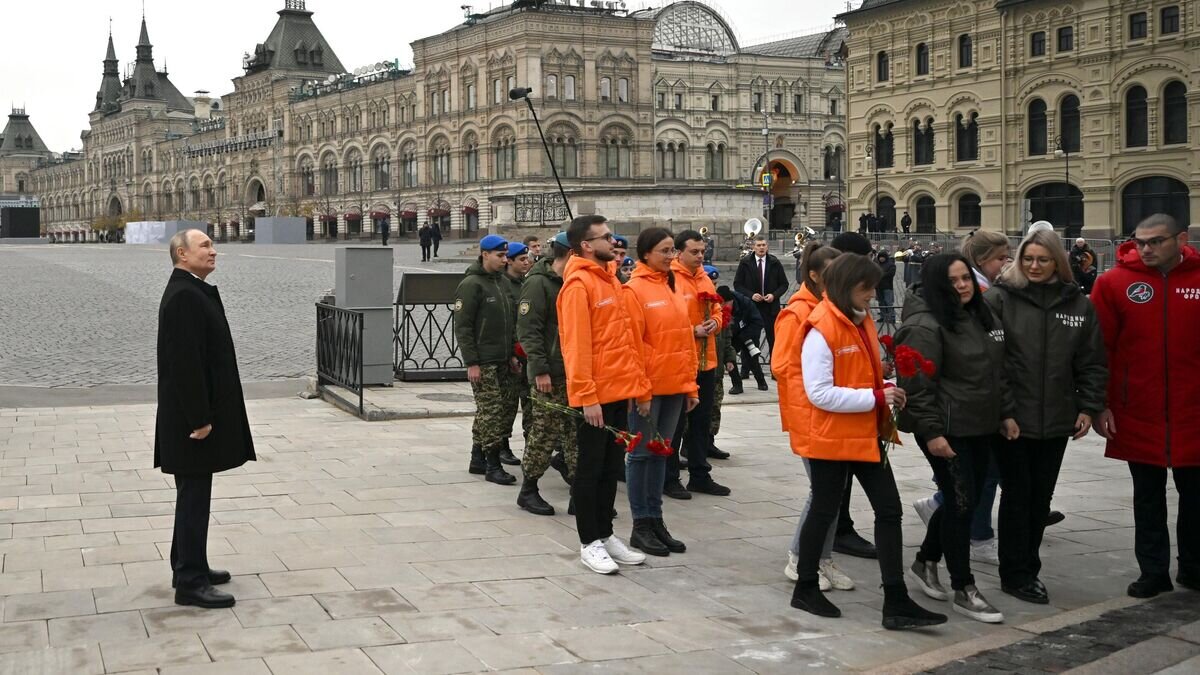    Президент РФ Владимир Путин на церемонии возложения цветов к памятнику Кузьме Минину и Дмитрию Пожарскому на Красной площади в рамках мероприятии, посвящённых Дню народного единства© РИА Новости / Григорий Сысоев