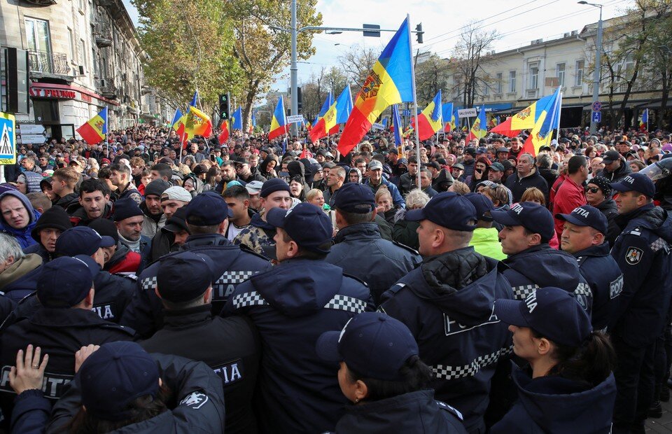     Более 50 тысяч человек вышли на митинг в центре Кишинева  REUTERS