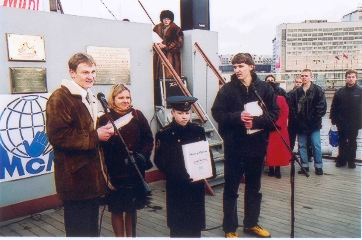 На крейсере "Аврора" 14.11.2001 Лидеры программы "Книга Мира" братья Бугаевы, Сергей и Антон провожают первый рукописный том Книги Мира в Германию.