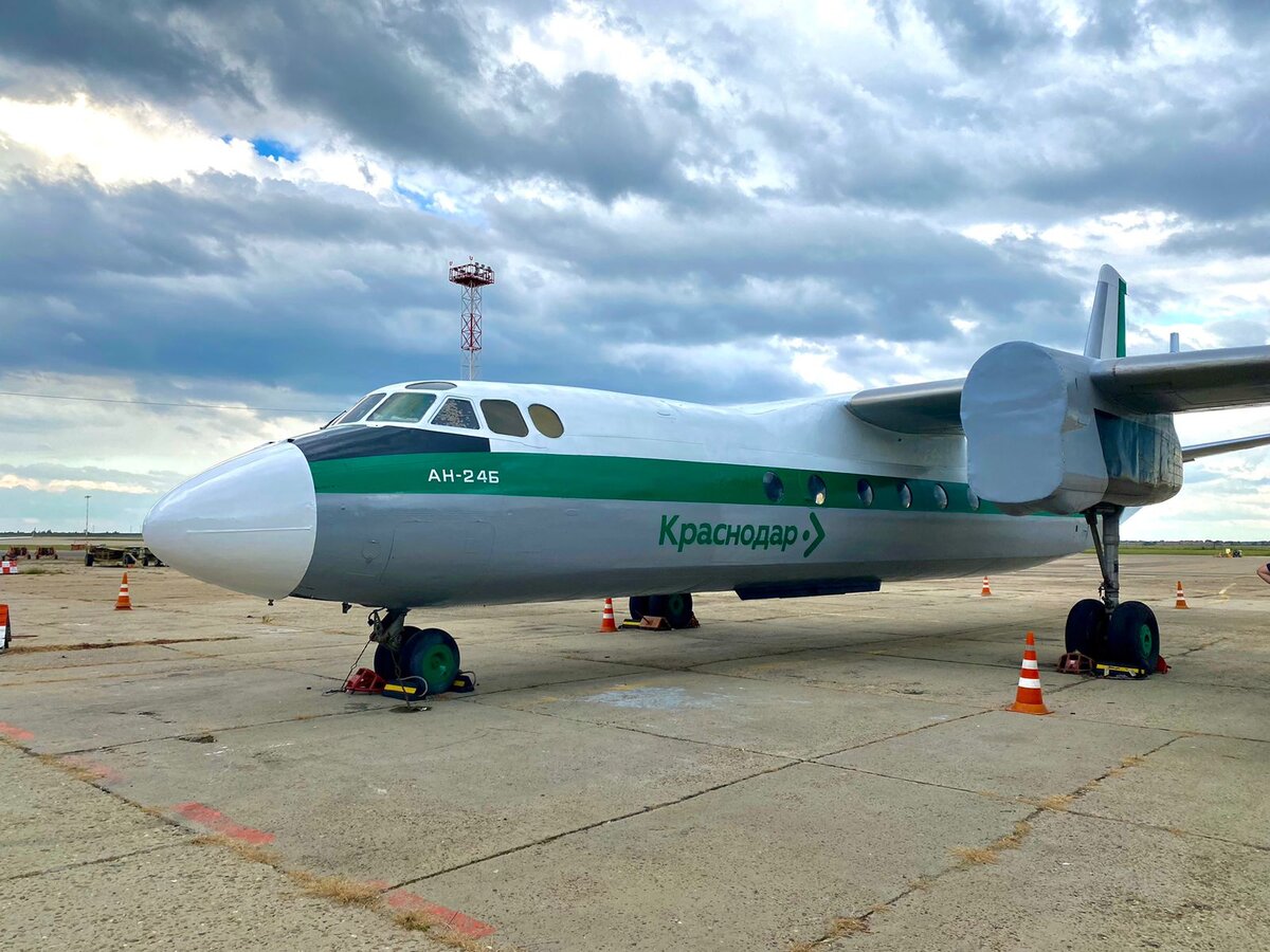 Самолет над краснодаром. Самолет Краснодар. Самолет Краснодар Краснодар. Самолеты 2022 года. Самолет Худжанд памятник.