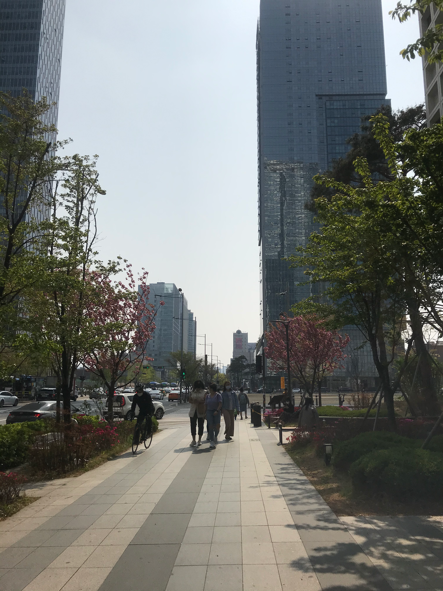 Метро в Сеуле - самый удобный способ передвижения по городу и даже за город. Очень быстрое, удобное. Всего девять веток(линий), каждая имеет свой номер