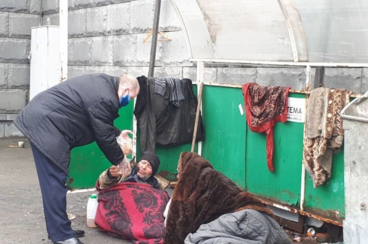    Он, голодный, пойдёт и с вас серьги снимет, чтобы продать и поесть. А сытый о криминале даже не подумает.