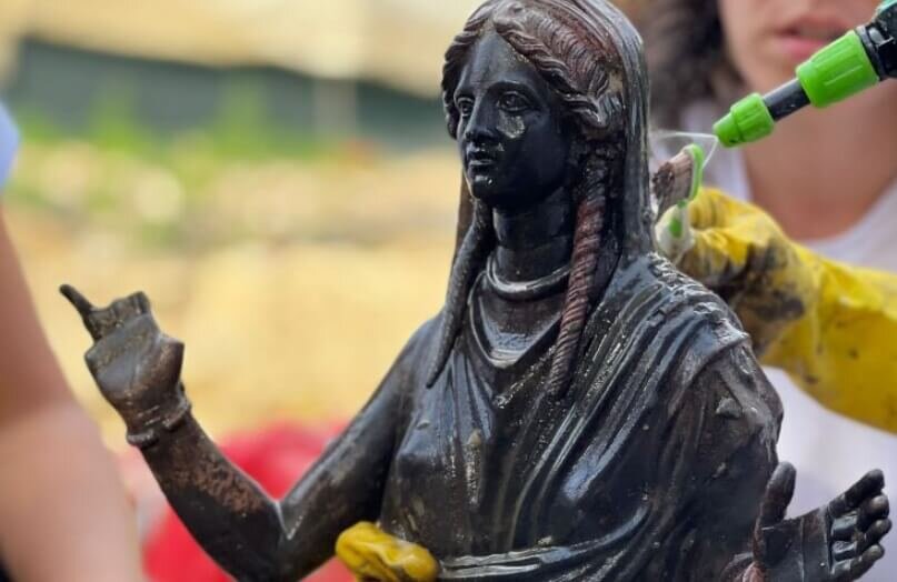    В Италии найдены древние статуи, которые были спрятаны под каменными колоннами