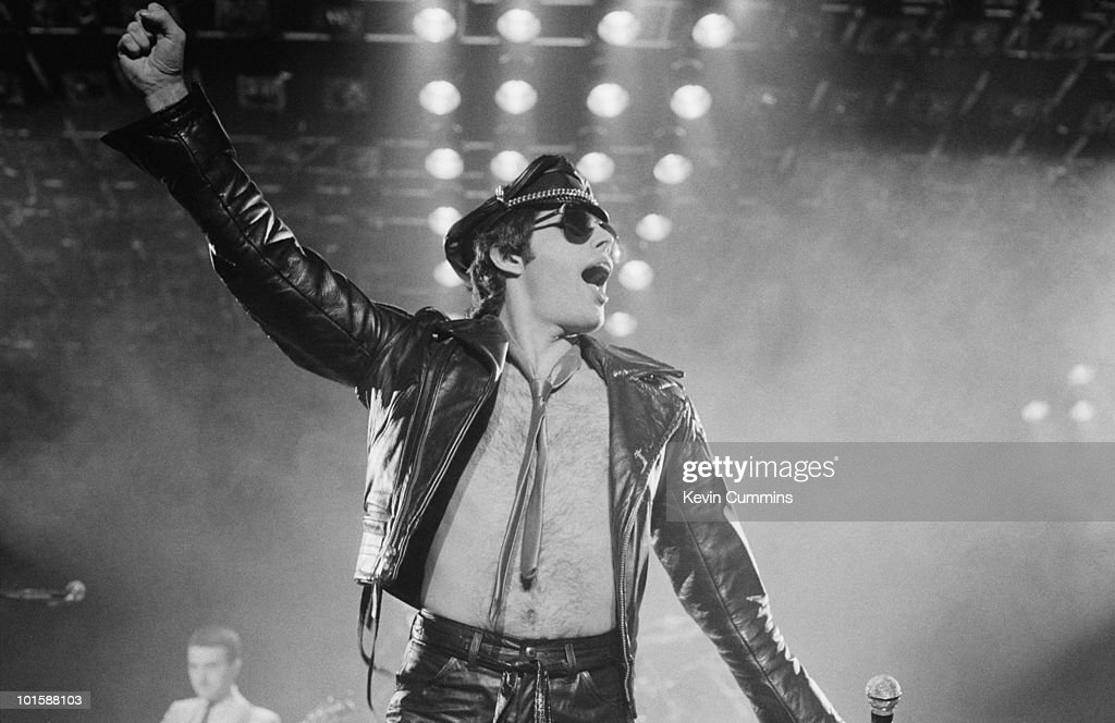 В отличие от того, что написано на сайте, это не начало 1978 года, это ноябрь 1979, Манчестер.    http://queenlive.ca/                                                                          https://www.gettyimages.ie/photos/freddie-mercury-1978?assettype=image&family=editorial&page=3&phrase=freddie%20mercury%201978&sort=mostpopular