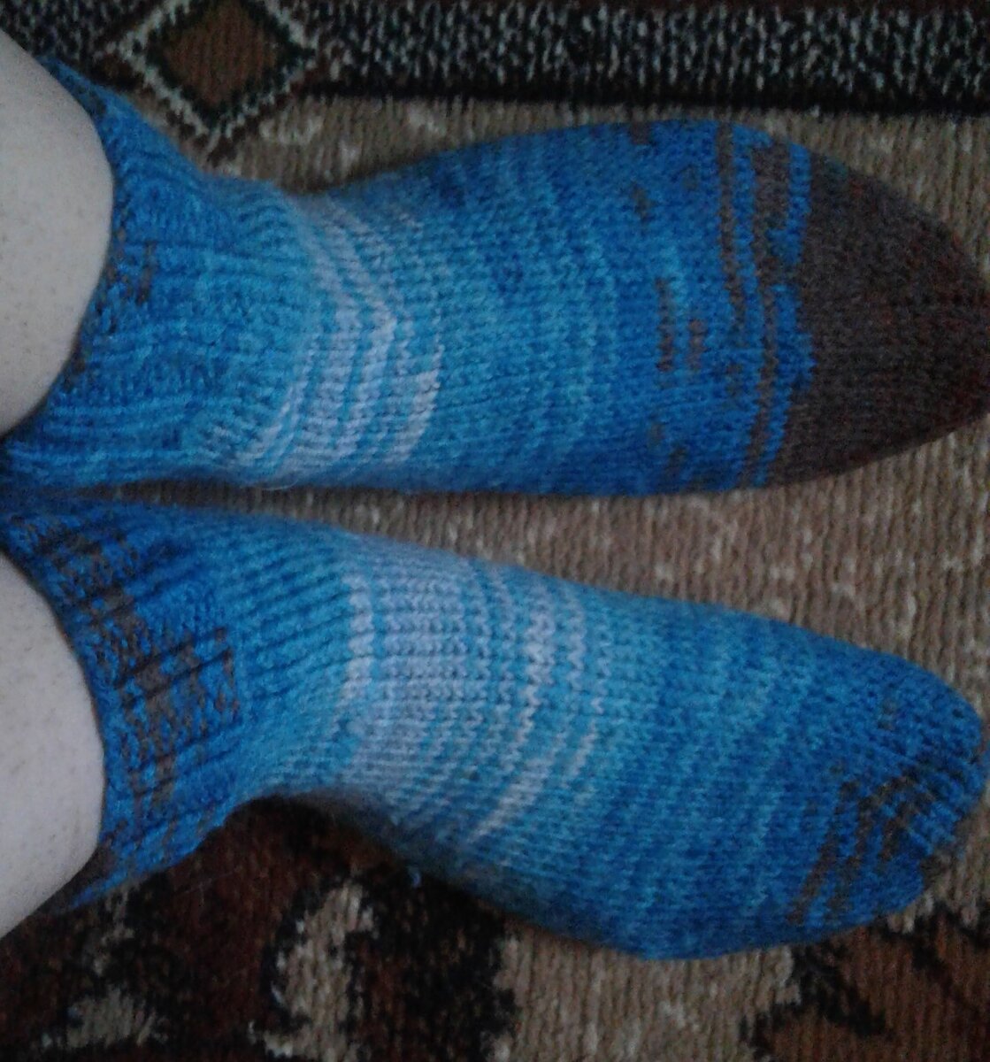 У меня как-то секционная пряжа оставалась и получились два таких одинаково-разных носка