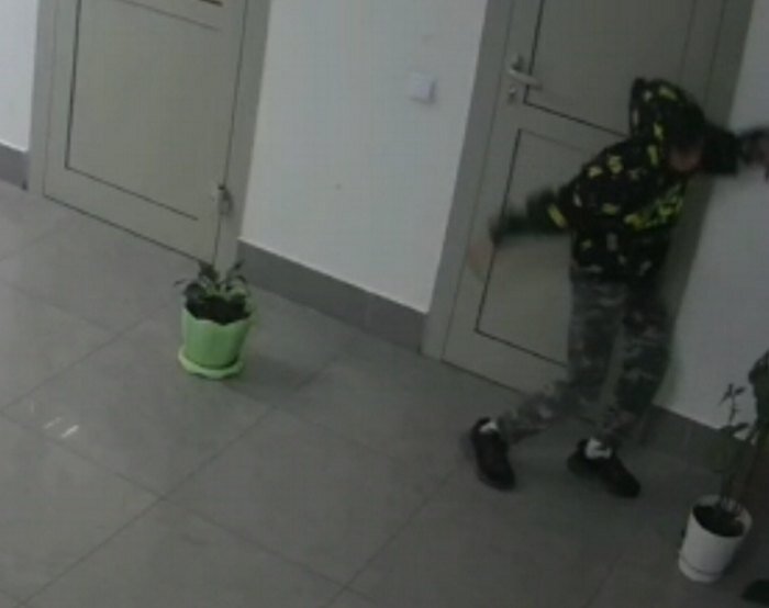 Лифт застрял. Девушки в лифте в купальнике. Камера в лифте. Женщина открывает дверь. В набережных челнах в лифте нашли девушку.