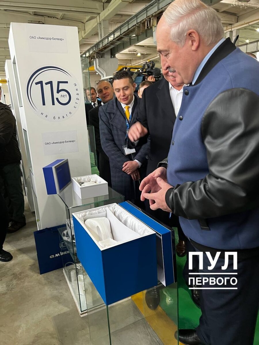     Вот как выглядит кухонный комбайн, который подарили Лукашенко на "Амкодор". Фото: телеграм-канал "Пул Первого"