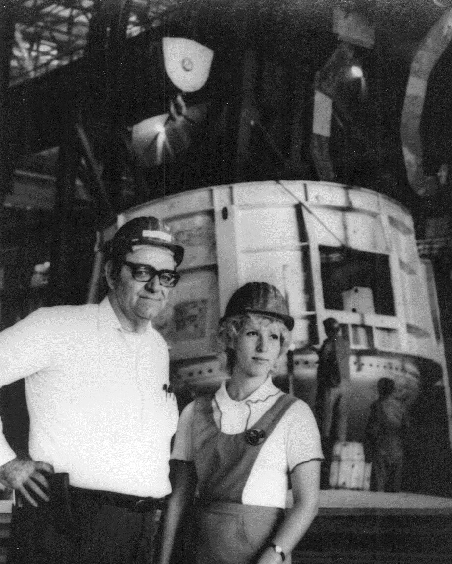 Слева направо: 1. Эдвард Дилени – главный шеф-монтажник фирмы СВИНДЕЛ ДРЕССЛЕР. 2 Радченко Зинаида Васильевна – переводчица управления внешних связей КАМАЗа.