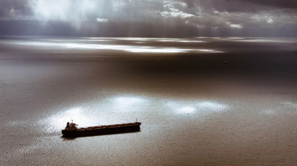 Облака отбрасывают свою тень на корабль в Средиземном море (символическое изображение): связаны ли так называемые «тёмные корабли» с атаками на трубопроводы? © imago images/CSP_JanMika